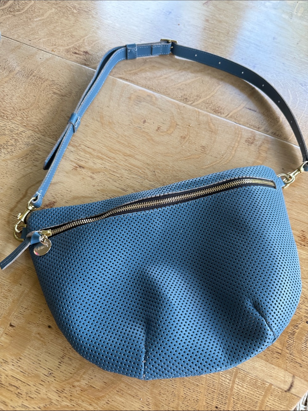 Clare V. Grande Fanny -desert blue